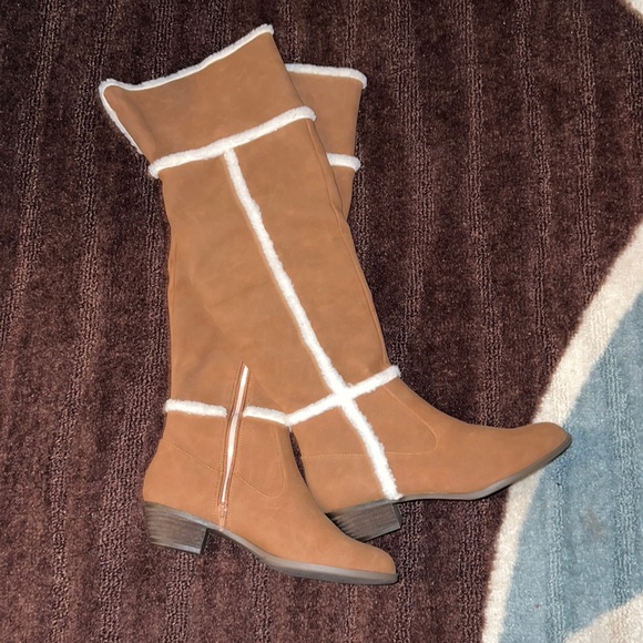 Tan Boots with Fur Trim/Lining - Picture 1 of 4